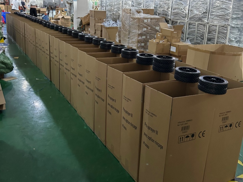 Spedizione in grandi quantità di irroratrici a carrello pronte per la spedizione in tutto il mondo Spedizione in grandi quantità di irroratrici a carrello pronte per la spedizione in tutto il mondo